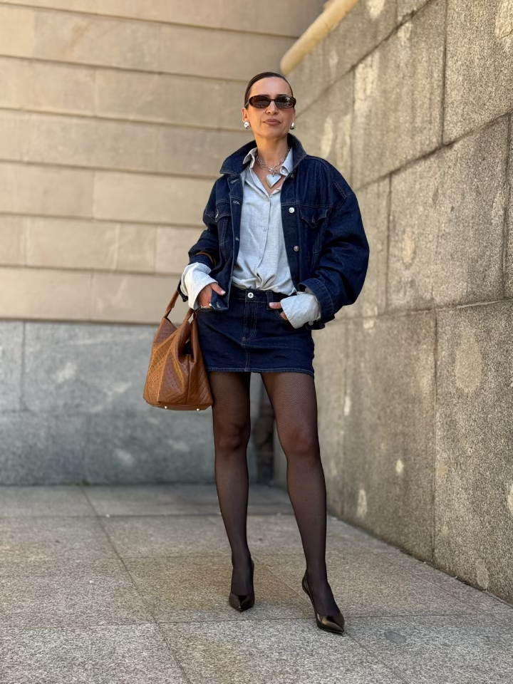 Strona Główna Nowoczesna stylizacja typu denim total look. Ania Śmiechowska w jeansowej kurtce oversize i mini spódnicy, przełamana klasyczną koszulą, czarnymi szpilkami i wyrazistym, srebrnym naszyjnikiem z sercem.