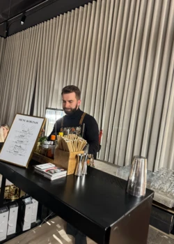 Portfolio Baraman przygotowuje koktajle podczas eventu Befame