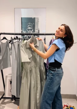 Portfolio Stylistka Ania Śmiechowska podczas pracy przy wieszaku pełnym odzieży